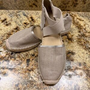 Lands End Ladies 8.5 Silver Beech Beige Cross Strap Espadrilles Flats Sandals